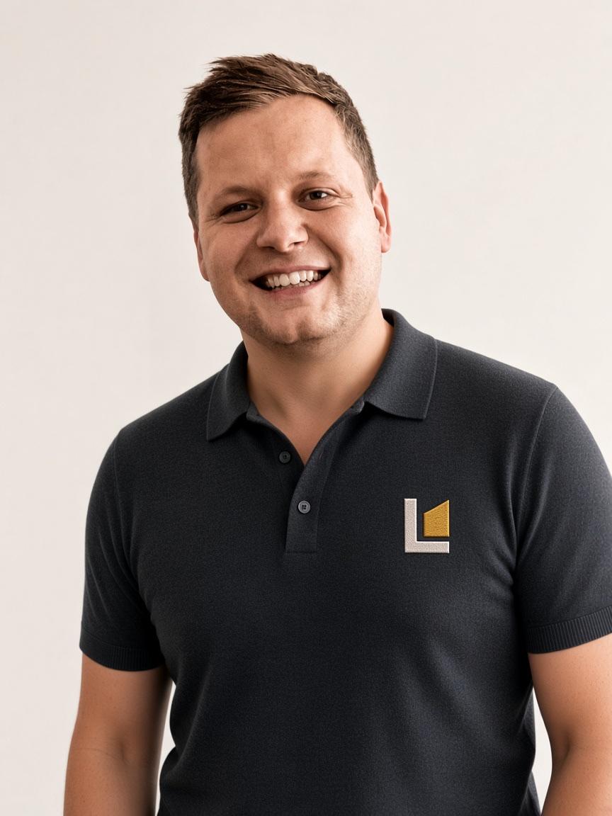 Ivan Eric, Inhaber von Mein Lehrwerk, im dunklen Polo mit dem LEHRWERK-Zeichen auf der Brust.
